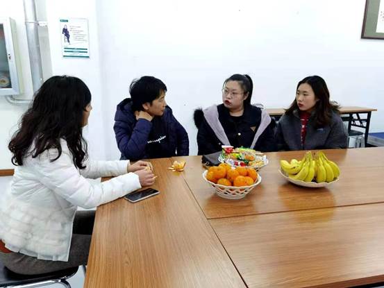 说明: 一群人在桌子前吃东西描述已自动生成